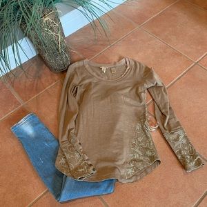 BKE Taupe small top with Lace